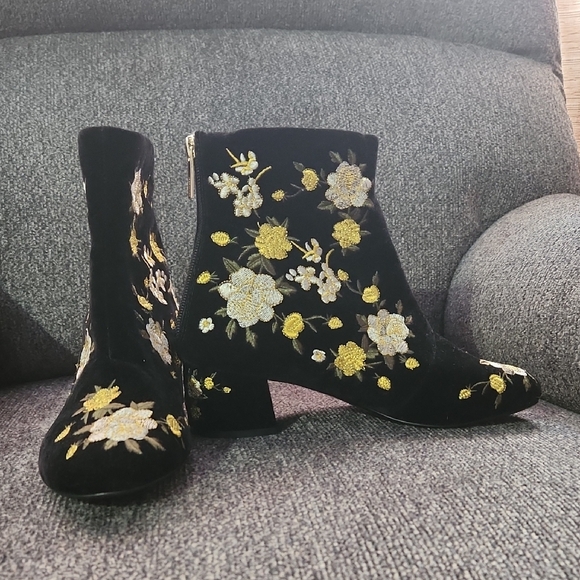 Topshop Shoes - Like New TopShop Black Boots With Yellow And White Embroidered Flowers - Size 37